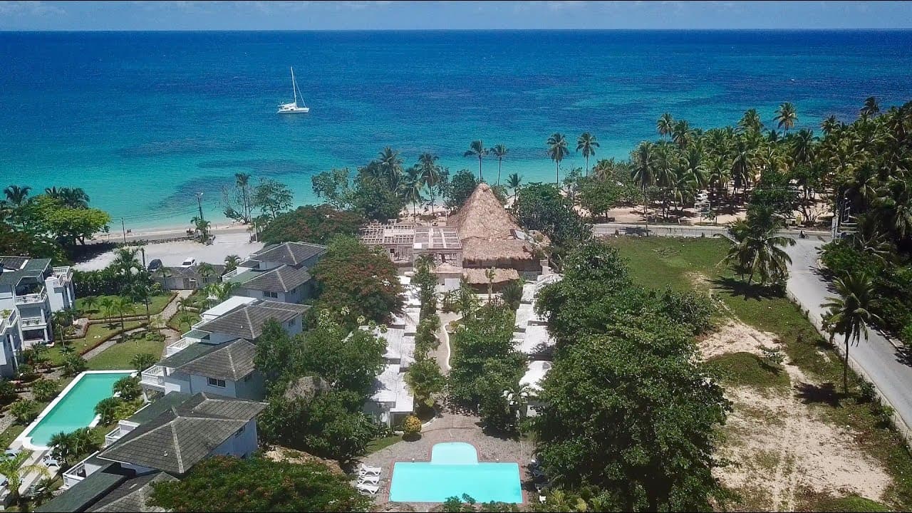 Beachfront Hotel with Restaurant on Playa Popy en Punta Popy, Las Terrenas — En venta