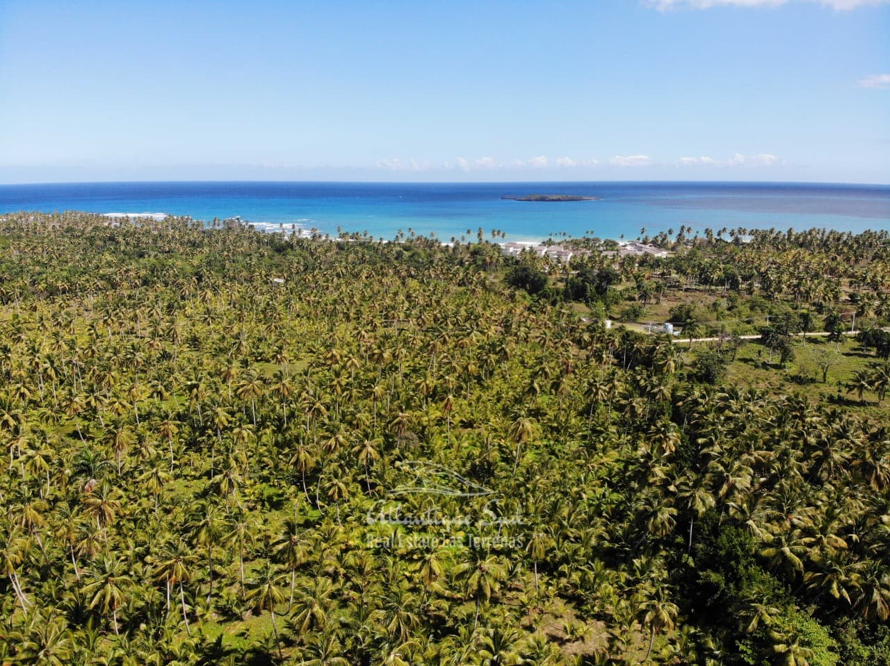 Extensive flat terrain by the beach en El Limón — En venta