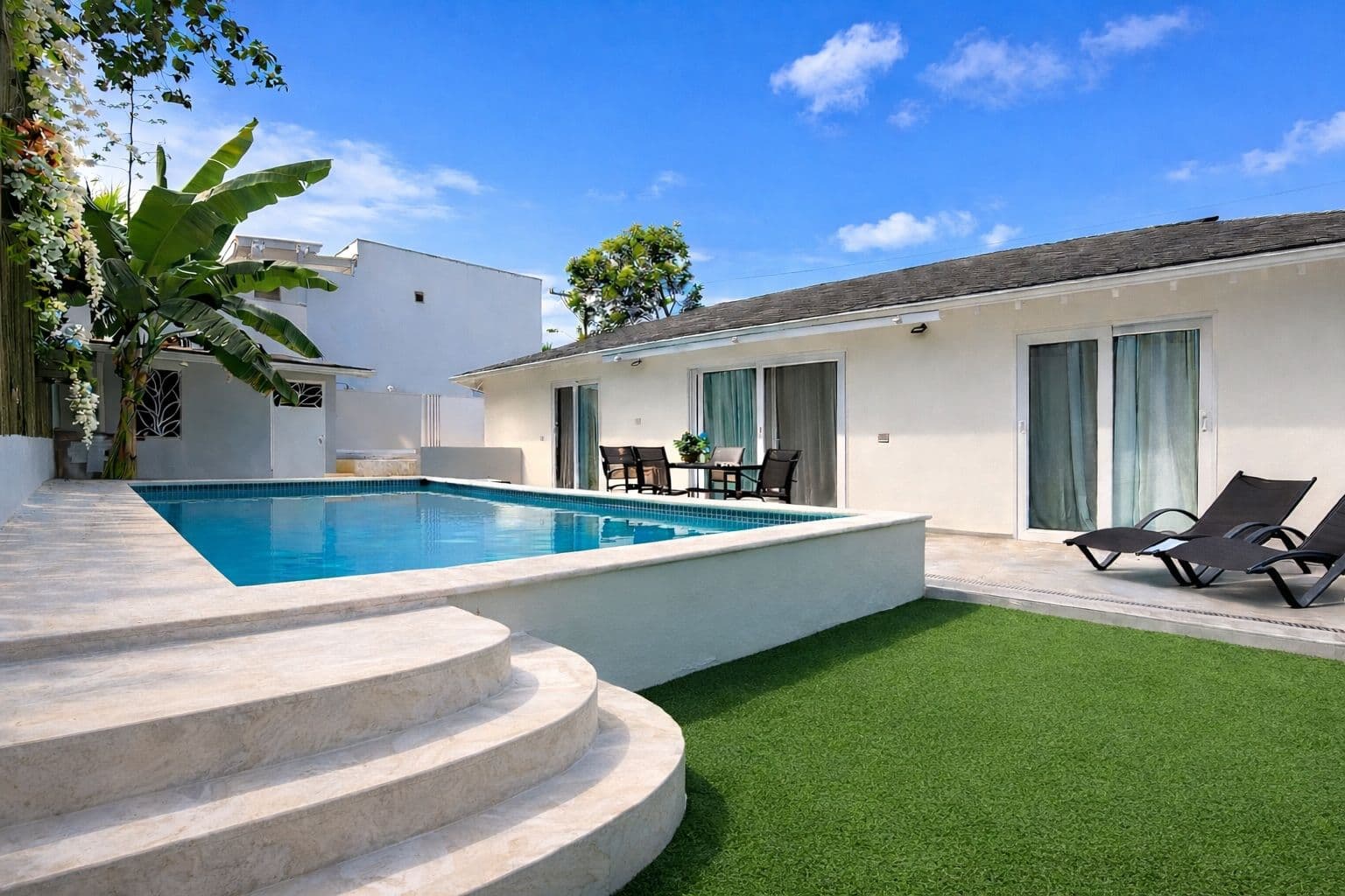 Cozy Renovated Villa Steps from Punta Popy Beach en Punta Popy, Las Terrenas — En venta